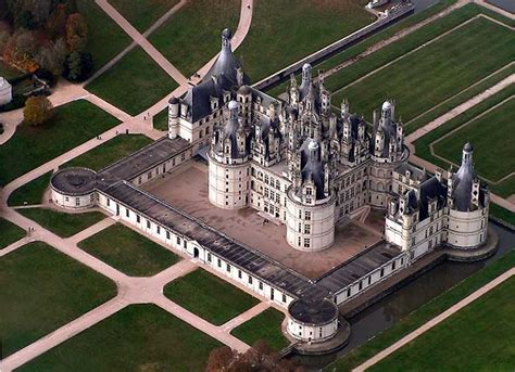 Château de Chambord: Lâu Đài Uy Nghiệu và Bí Ẩn Kiến Trúc