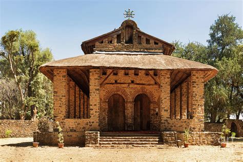 Nhà Thờ Debre Birhan Selassie: Một Kiệt Tác Nghệ Thuật Chói Lọi Trong Trái Tim Gonder!