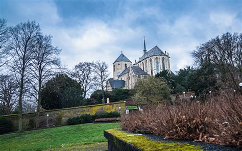 Jukdong Catholic Church: Đáng thẳng nhên và Lạnh lùng Giữa Cảnh Vạt Xanh