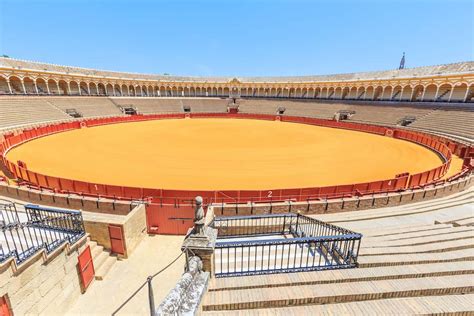  Plaza de Toros de la Maestranza: Một Biểu tượng Lịch Sử Thập Kỷ và Khí Phách Tàu Ngầm